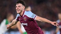 Declan Rice (22 tahun), gelandang tengah West Ham United ini lagi galak betul. Dirinya sementara menempati peringkat pertama soal tekelan, sapuan bola, blok, sampai penguasaan bola (Getty Images/Justin Setterfield)