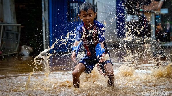 Duh! Bocil Asyik Main di Lokasi Banjir Kembangan Jakbar