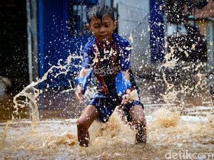 Duh! Bocil Asyik Main di Lokasi Banjir Kembangan Jakbar