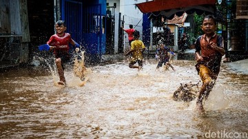 Bahaya! Ini 5 Dampak Anak-anak Bermain Air Banjir