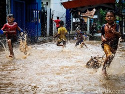 Bahaya! Ini 5 Dampak Anak-anak Bermain Air Banjir