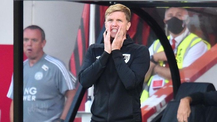 BOURNEMOUTH, ENGLAND - JULY 12: Eddie Howe, Manager of AFC Bournemouth  gives his team instructions  during the Premier League match between AFC Bournemouth and Leicester City at Vitality Stadium on July 12, 2020 in Bournemouth, England. Football Stadiums around Europe remain empty due to the Coronavirus Pandemic as Government social distancing laws prohibit fans inside venues resulting in all fixtures being played behind closed doors. (Photo by Glyn Kirk/Pool via Getty Images)