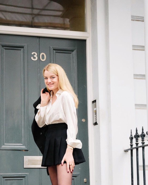 Flora Ogilvy dengan Rok Mini Plisket