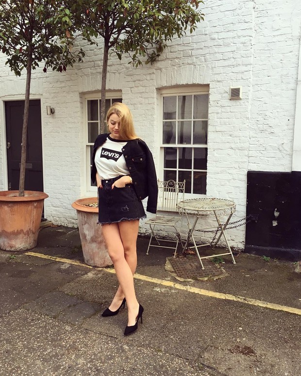 Flora Ogilvy Tampil Simpel dengan Kaus dan Jaket