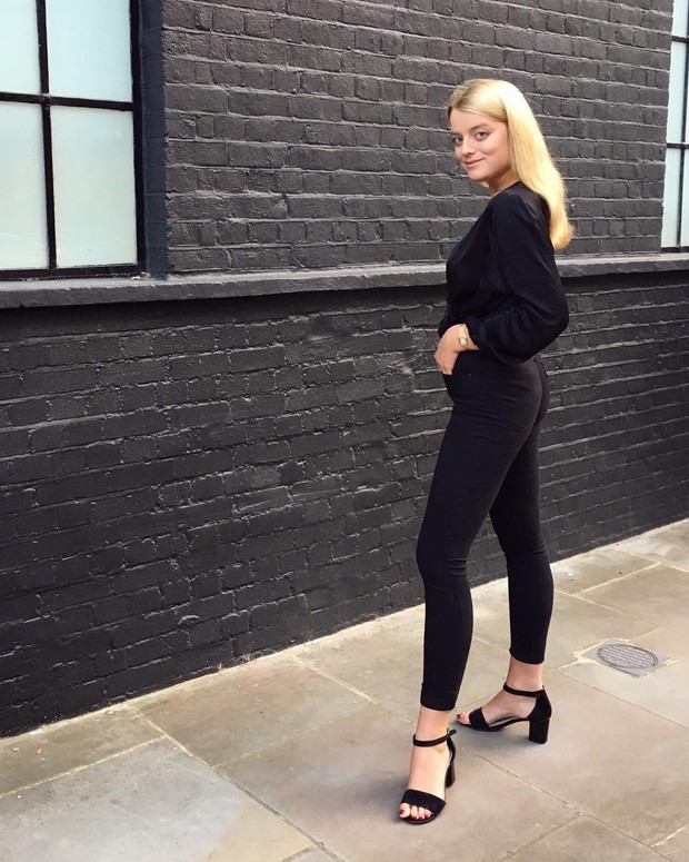 Flora Ogilvy Terlihat Modis dengan Busana Serba Hitam