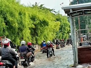 Jalan Puri Kembangan Jakbar Tergenang 10 CM Pagi Ini, Kendaraan Nekat Terobos