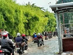 Jalan Puri Kembangan Jakbar Tergenang 10 CM Pagi Ini, Kendaraan Nekat Terobos