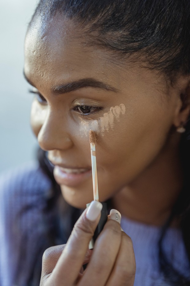 Ilustrasi pemakaian Dear Me Beauty Concealer Serum Skin Corrector./Foto: pexels.com/George Milton