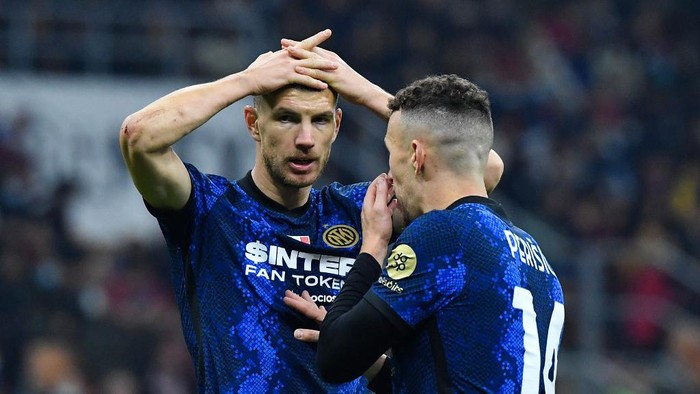 Inter Milans Bosnian forward Edin Dzeko (L) speaks with Inter Milans Croatian midfielder Ivan Perisic (R) during the Italian Serie A football match between AC Milan and Inter on November 7, 2021 at the San Siro stadium, in Milan. (Photo by Tiziana FABI / AFP)