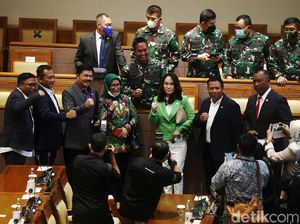 Momen Jenderal Andika Jadi Rebutan Foto Bersama DPR