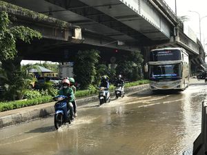 Usai Banjir Rob, Jalan RE Martadinata Jakut Masih Tergenang Pagi Ini