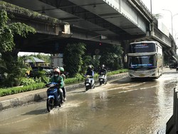 Usai Banjir Rob, Jalan RE Martadinata Jakut Masih Tergenang Pagi Ini