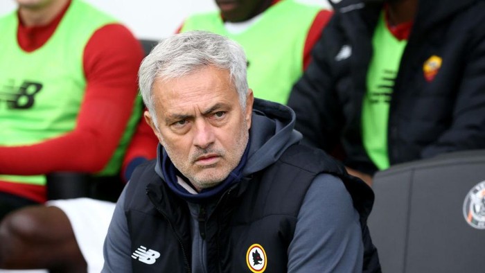 VENICE, ITALY - NOVEMBER 07: Head coach of Roma Josè Mourinho during the Serie A match between Venezia FC v AS Roma at Stadio Pier Luigi Penzo on November 07, 2021 in Venice, Italy. (Photo by Maurizio Lagana/Getty Images)