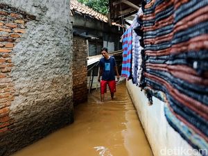 Kawasan Kembangan Selatan Banjir, Warga Sibuk Bebersih