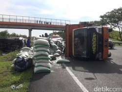 Terlibat Kecelakaan di Tol Cipali, 2 Truk Terguling-Menutup Sebagian Jalan