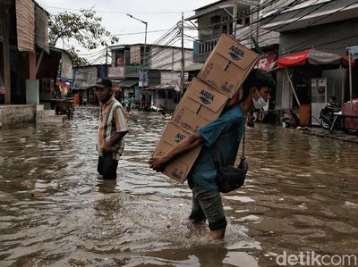 Kerja Keras Penjemput Rezeki di Tengah Hantaman Banjir Rob