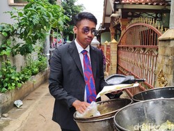 Kisah Kevin yang Bangga Jualan Ikan Bandeng Pakai Baju Mirip Pejabat