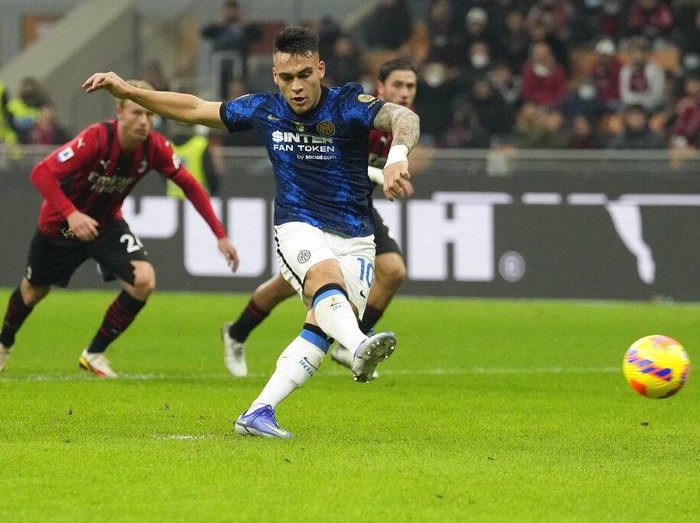 Inter Milan's Lautaro Martinez kicks a penalty during the Serie A soccer match between AC Milan and Inter Milan at the San Siro stadium, in Milan, Italy, Sunday, Nov. 7, 2021. (AP Photo/Antonio Calanni)