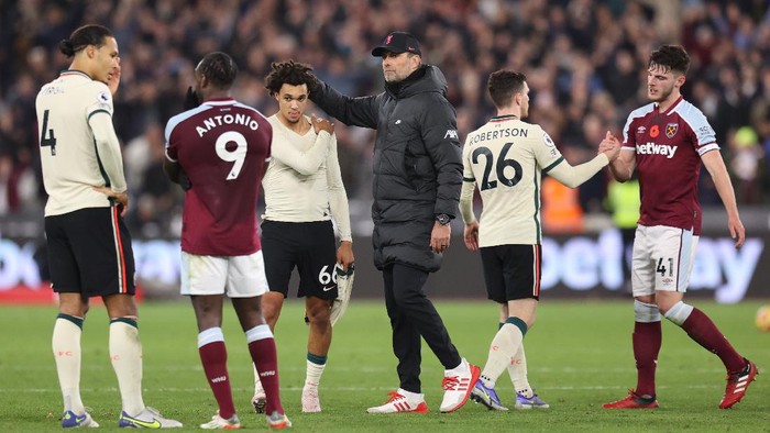 LONDON, ENGLAND - NOVEMBER 07: Trent Alexander-Arnold of Liverpool is consoled by Juergen Klopp, Manager of Liverpool following defeat in the Premier League match between West Ham United and Liverpool at London Stadium on November 07, 2021 in London, England. (Photo by Alex Pantling/Getty Images)