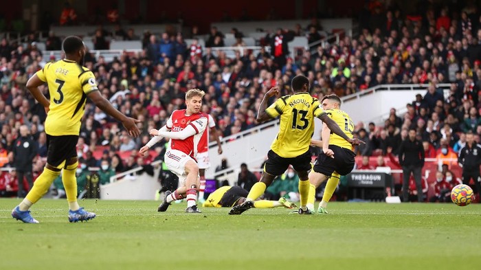 LONDON, ENGLAND - NOVEMBER 07: Emile Smith Rowe of Arsenal scores their sides first goal during the Premier League match between Arsenal and Watford at Emirates Stadium on November 07, 2021 in London, England. (Photo by Ryan Pierse/Getty Images)
