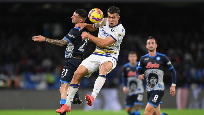 NAPLES, ITALY - NOVEMBER 07: Matteo Politano of SSC Napoli competes for a header with Nicolo Casale of Hellas Verona during the Serie A match between SSC Napoli v Hellas Verona FC at Stadio Diego Armando Maradona on November 07, 2021 in Naples, Italy. (Photo by Francesco Pecoraro/Getty Images)