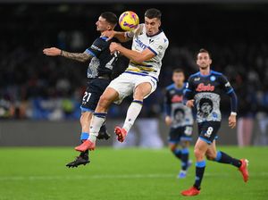 Diwarnai Dua Kartu Merah, Napoli Vs Verona Tuntas 1-1