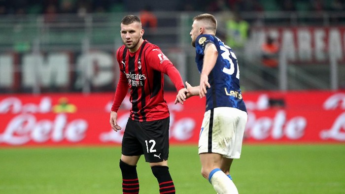 MILAN, ITALY - NOVEMBER 07: Ante Rebic of AC Milan interacts with Milan Skriniar of FC Internazionale during the Serie A match between AC Milan and FC Internazionale at Stadio Giuseppe Meazza on November 07, 2021 in Milan, Italy. (Photo by Marco Luzzani/Getty Images)