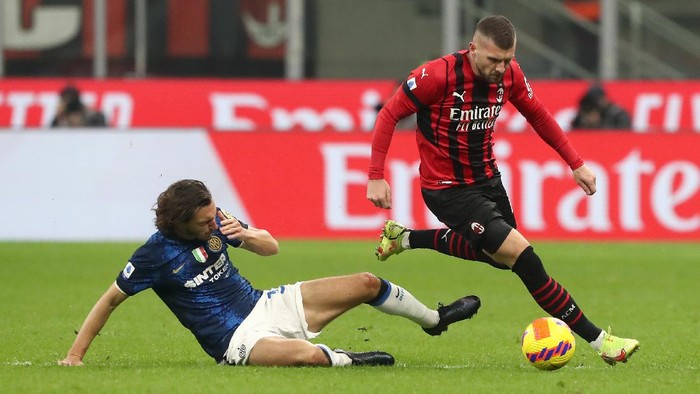 MILAN, ITALY - NOVEMBER 07: Ante Rebic of AC Milan is challenged by Matteo Darmian of FC Internazionale during the Serie A match between AC Milan and FC Internazionale at Stadio Giuseppe Meazza on November 07, 2021 in Milan, Italy. (Photo by Marco Luzzani/Getty Images)