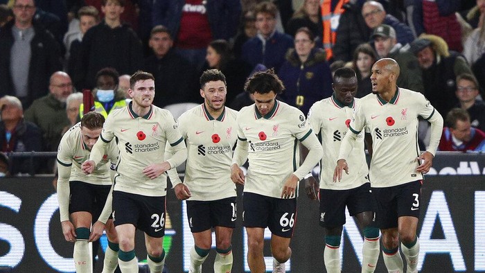 Liverpools Trent Alexander-Arnold, center, celebrates with teammates after scoring his sides first goal during the English Premier League soccer match between West Ham United and Liverpool at the London stadium in London, England, Sunday, Nov. 7, 2021. (AP Photo/Ian Walton)