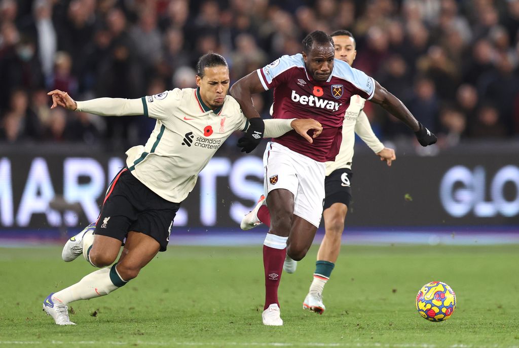LONDON, ENGLAND - NOVEMBER 07: Virgil Van Dijk of Liverpool battles with Michail Antonio of West Ham during the Premier League match between West Ham United  and  Liverpool at London Stadium on November 07, 2021 in London, England. (Photo by Alex Pantling/Getty Images)