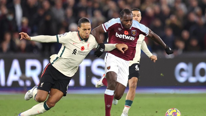 LONDON, ENGLAND - NOVEMBER 07: Virgil Van Dijk of Liverpool battles with Michail Antonio of West Ham during the Premier League match between West Ham United  and  Liverpool at London Stadium on November 07, 2021 in London, England. (Photo by Alex Pantling/Getty Images)