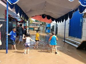 Cerita Sedih Warga di Jakbar: Tamu Hajatan Bubar Gegara Banjir