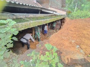 Tebing 3 Meter Longsor Timpa Rumah Warga Trenggalek