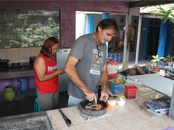 Kisah Bule Swiss Tinggal di Perkampungan, Jual Ikan Hingga Bikin Sambal