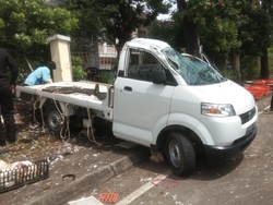 Pikap Pecah Ban Tabrak Pagar Perumahan di Serpong, Muatan Ayam Berjatuhan