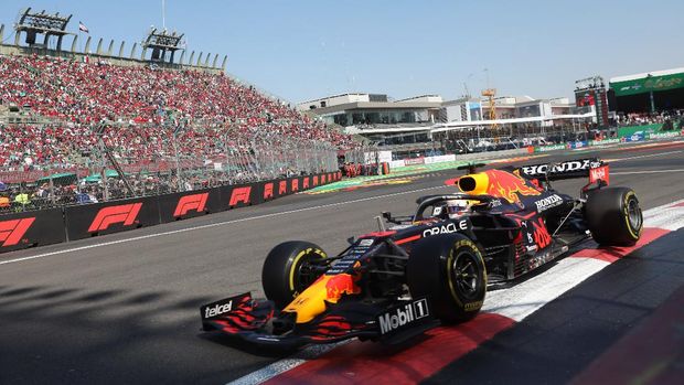 Formula One F1 - Mexico City Grand Prix - Autodromo Hermanos Rodriguez, Mexico City, Mexico - November 7, 2021 Red Bull's Max Verstappen in action during the race REUTERS/Edgard Garrido
