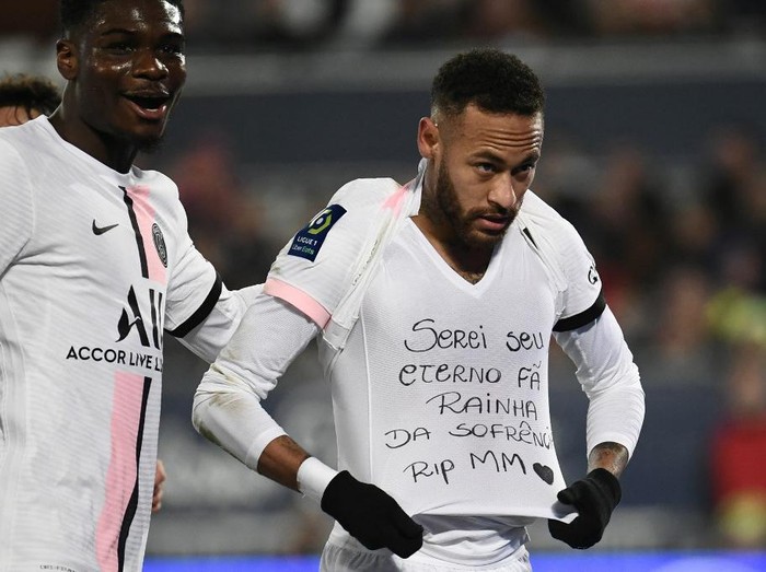 Paris Saint-Germain's Brazilian forward Neymar shows off a message as he celebrates his first goal of the match during the French L1 football match between FC Girondins de Bordeaux and Paris Saint-Germain at The Matmut Atlantique Stadium in Bordeaux, south-western France on November 6, 2021. (Photo by Philippe LOPEZ / AFP)