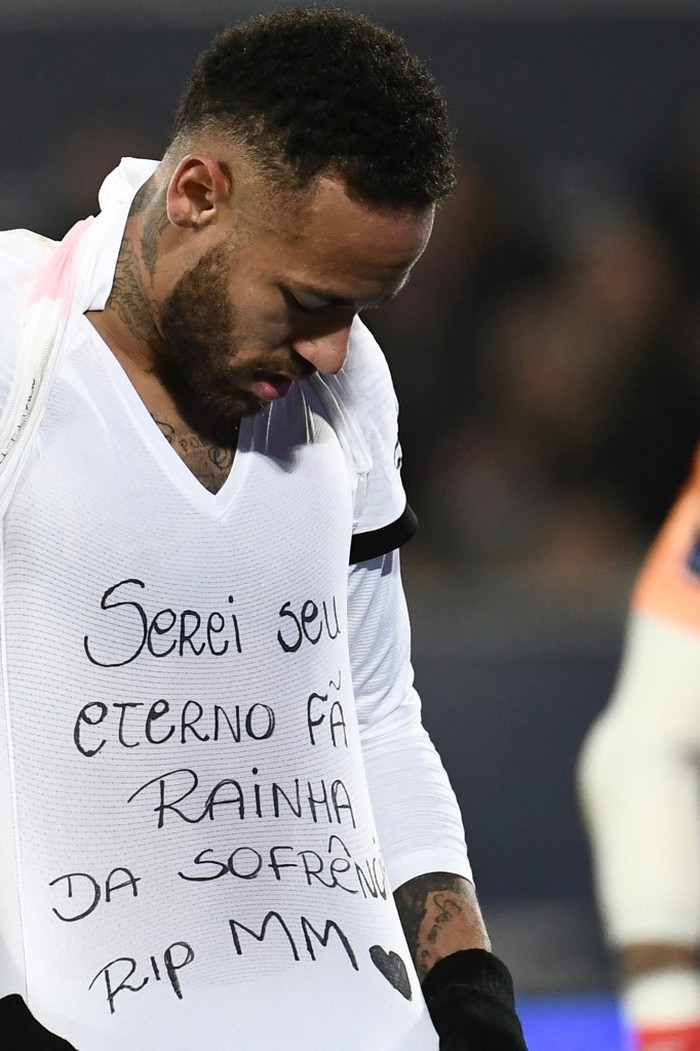 Paris Saint-Germain's Brazilian forward Neymar looks at the message on his shirt following his first goal of the match during the French L1 football match between FC Girondins de Bordeaux and Paris Saint-Germain at The Matmut Atlantique Stadium in Bordeaux, south-western France on November 6, 2021. (Photo by Philippe LOPEZ / AFP)