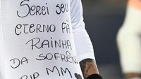 Neymar juga memperlihatkan kaus bela sungkawa buat mendiang Marilia Mendonca. (Foto: AFP/PHILIPPE LOPEZ)