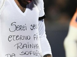 Neymar juga memperlihatkan kaus bela sungkawa buat mendiang Marilia Mendonca. (Foto: AFP/PHILIPPE LOPEZ)