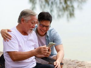 Tips Menyisihkan Gaji yang Pas untuk Orang Tua, Sudah Tahu?