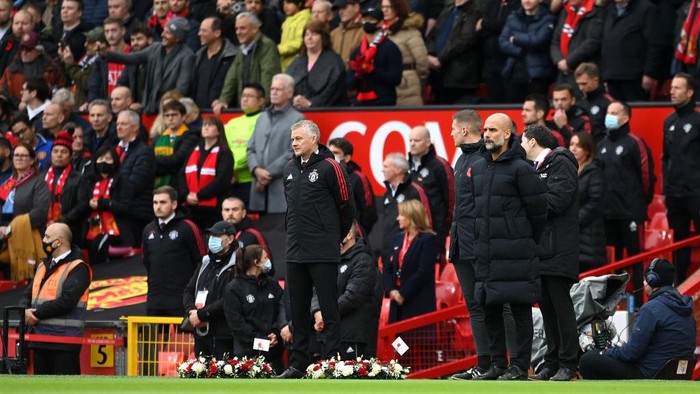 MANCHESTER, ENGLAND - NOVEMBER 06: Ole Gunnar Solskjaer, Manager of Manchester United and Pep Guardiola, Manager of Manchester City observe a minutes silence in respect of the Remembrance Day proceedings prior to the Premier League match between Manchester United and Manchester City at Old Trafford on November 06, 2021 in Manchester, England. (Photo by Michael Regan/Getty Images)
