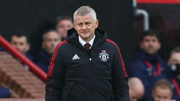 MANCHESTER, ENGLAND - NOVEMBER 06: Ole Gunnar Solskjaer, Manager of Manchester United looks on during the Premier League match between Manchester United and Manchester City at Old Trafford on November 06, 2021 in Manchester, England. (Photo by Clive Brunskill/Getty Images)
