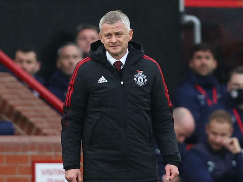 MANCHESTER, ENGLAND - NOVEMBER 06: Ole Gunnar Solskjaer, Manager of Manchester United looks on during the Premier League match between Manchester United and Manchester City at Old Trafford on November 06, 2021 in Manchester, England. (Photo by Clive Brunskill/Getty Images)