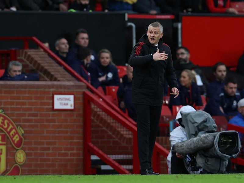 MANCHESTER, ENGLAND - NOVEMBER 06: Ole Gunnar Solskjaer, Manager of Manchester United gives their team instructions during the Premier League match between Manchester United and Manchester City at Old Trafford on November 06, 2021 in Manchester, England. (Photo by Clive Brunskill/Getty Images)