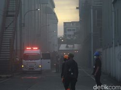 Jabar Hari Ini: Pabrik Cokelat Kebakaran-Sumur Warga Keluarkan Solar