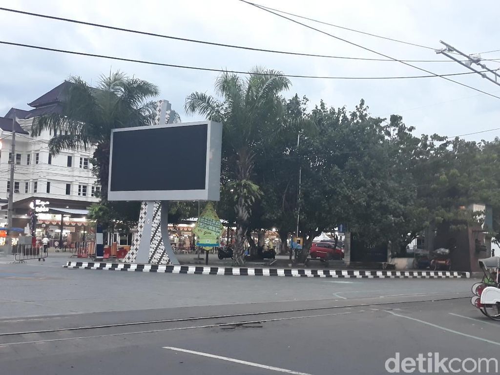 2 Videotron di Solo Langgar Perda, Gibran Minta Segera Dibongkar! 2 Videotron di Solo Langgar Perda, Gibran Minta Segera Dibongkar!