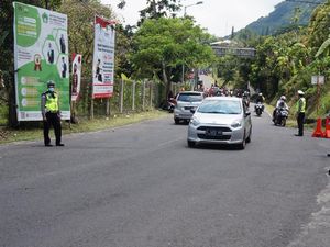 Warga Sebut Ganjil Genap di Jalur Wisata Pacet-Trawas Mojokerto Tak Efektif Warga Sebut Ganjil Genap di Jalur Wisata Pacet-Trawas Mojokerto Tak Efektif