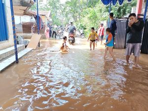 Permukiman Warga di Kembangan Jakbar Masih Tergenang Banjir Sejak Semalam