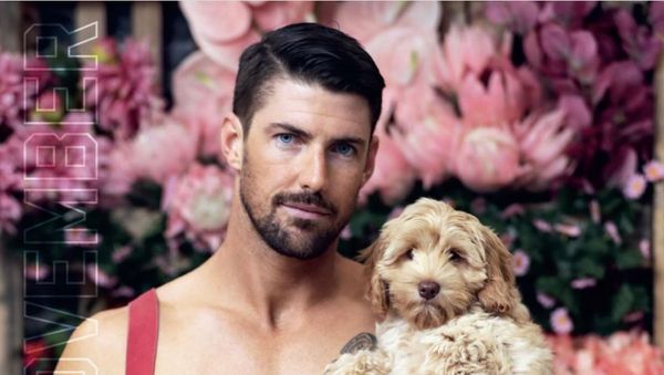 7 Foto Pemadam Kebakaran Seksi Pose Topless Bareng Hewan untuk Amal